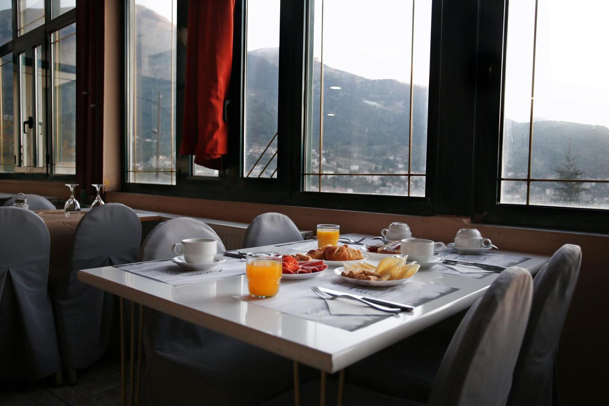 Hotel Lecadin Karpenisi Екстер'єр фото