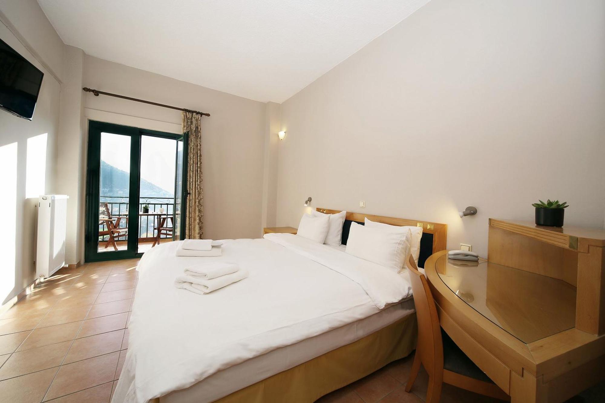 Hotel Lecadin Karpenisi Екстер'єр фото